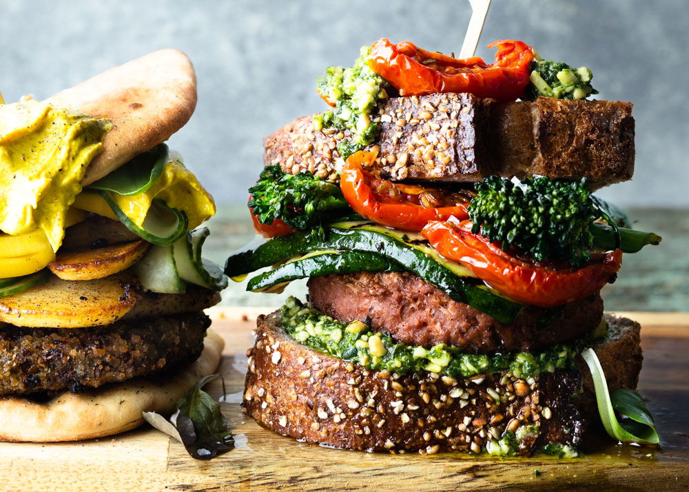 Vegaburgers met courgette, bimi en pesto op rustiek brood