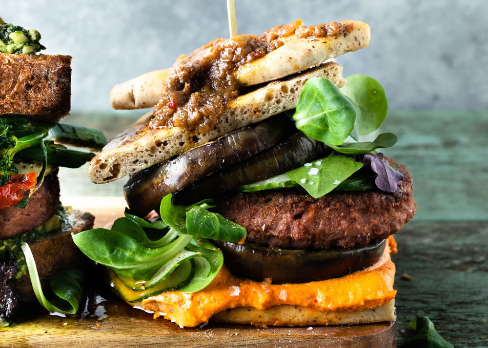 Vegaburgers in flatbread met aubergine en pompoenhummus