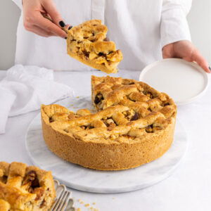 Appeltaart met amandelspijs en noten