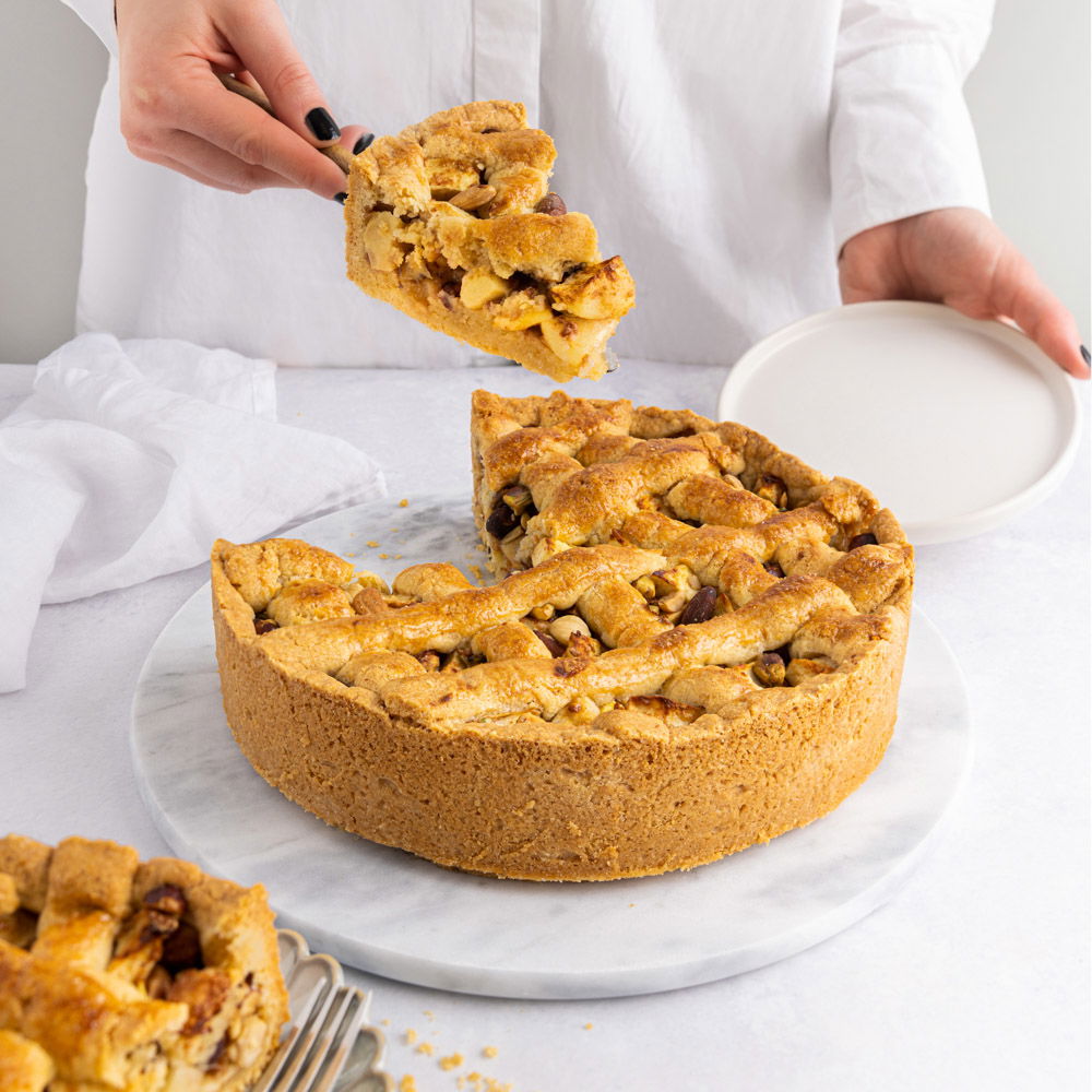 Appeltaart met amandelspijs en noten
