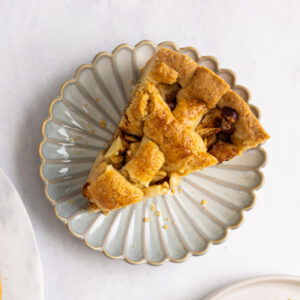 Appeltaart met amandelspijs en noten