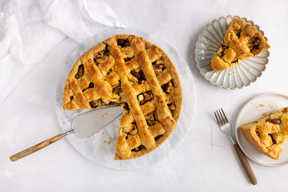 Appeltaart met amandelspijs en noten