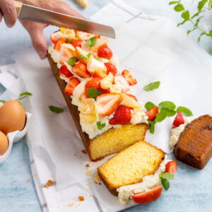 Boerencake met aardbeien en witte asperge