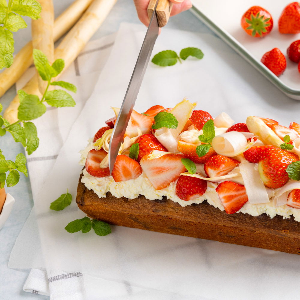 Boerencake met aardbeien en witte asperge