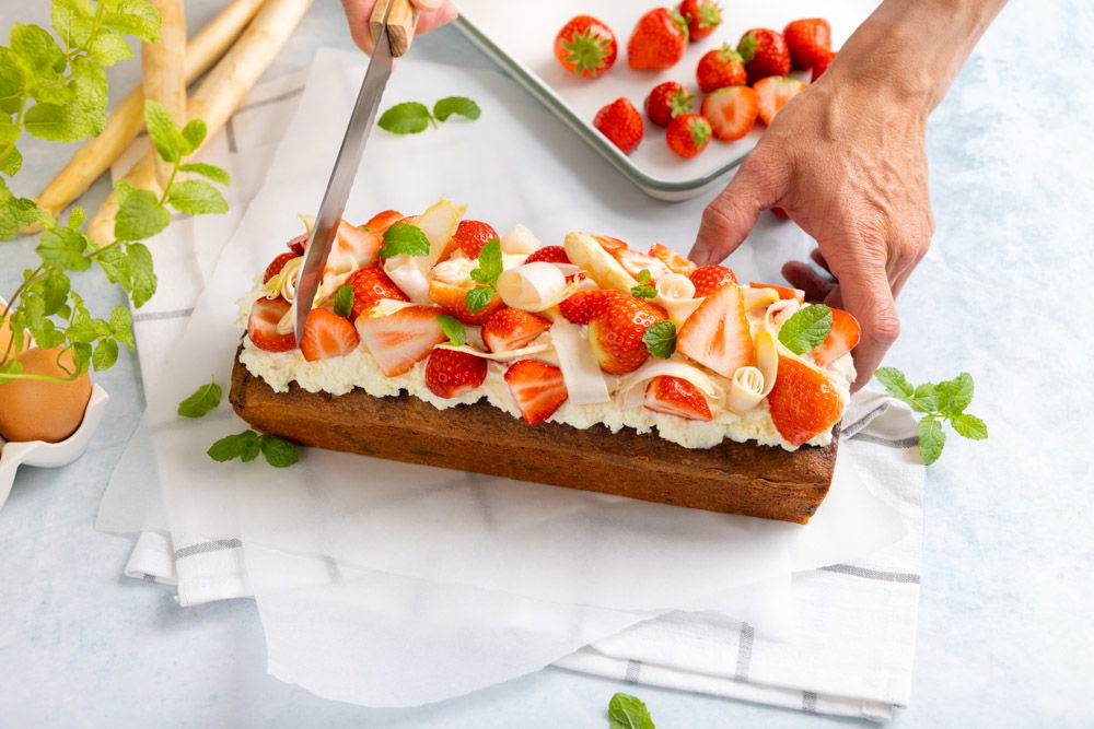 Boerencake met aardbeien en witte asperge