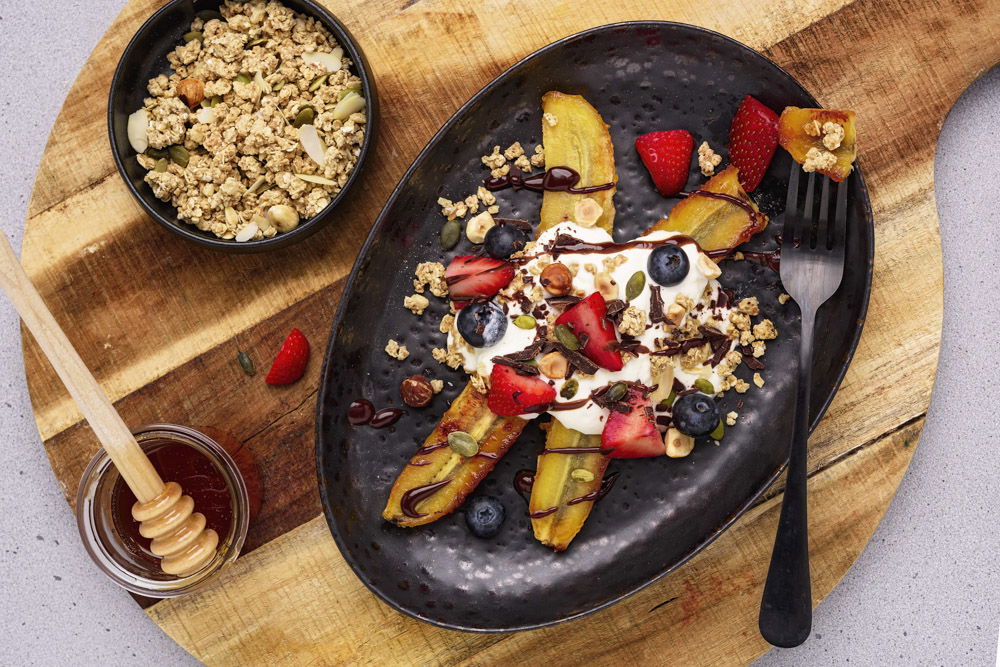 Bananensplit met Griekse yoghurt en granola