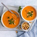 Gegrilde paprikasoep met geroosterde cashewnoten