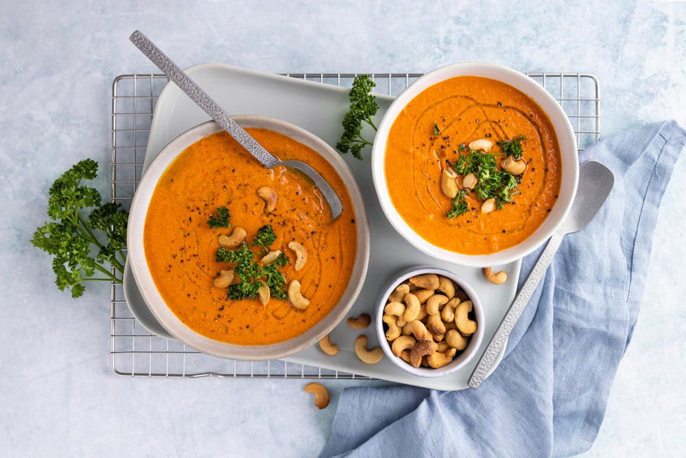 Gegrilde paprikasoep met geroosterde cashewnoten