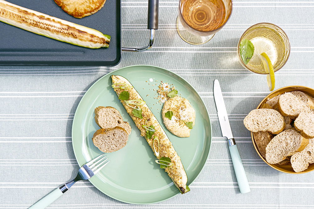 Courgette met hummus, notenmix, bosui en koriander