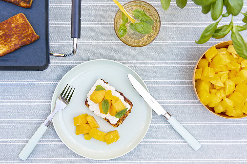 Wentelteefje van boerencake met mascarpone en mango