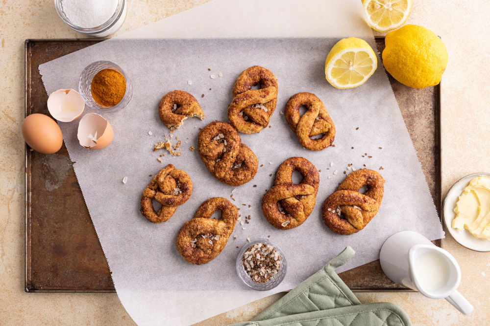 Krakelingen met bruine basterdsuiker, kaneel, citroen en kandijsuiker