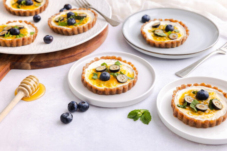 No-bake cheesecake ontbijttaartjes met passievrucht