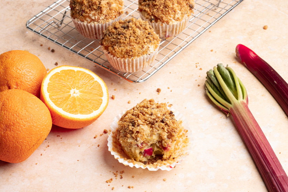 Rabarber en sinaasappel kruimelmuffins