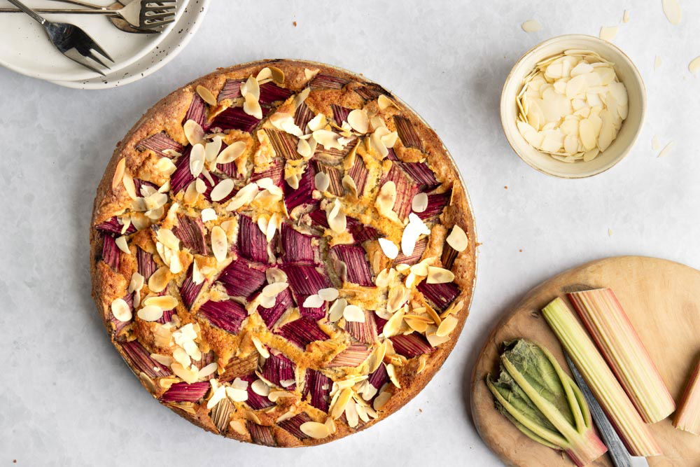 Rabarbercake met ricotta en amandelschaafsel