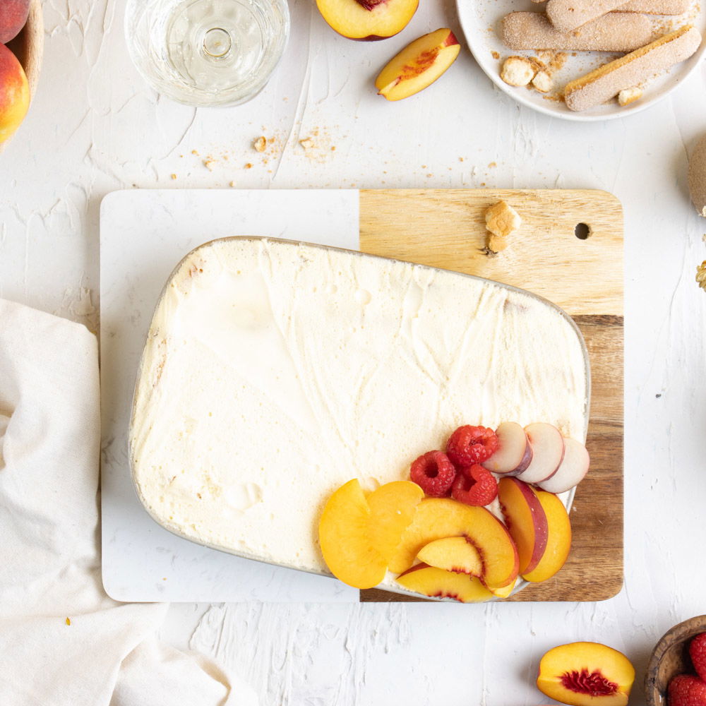 Tiramisu met geel zomerfruit en prosecco