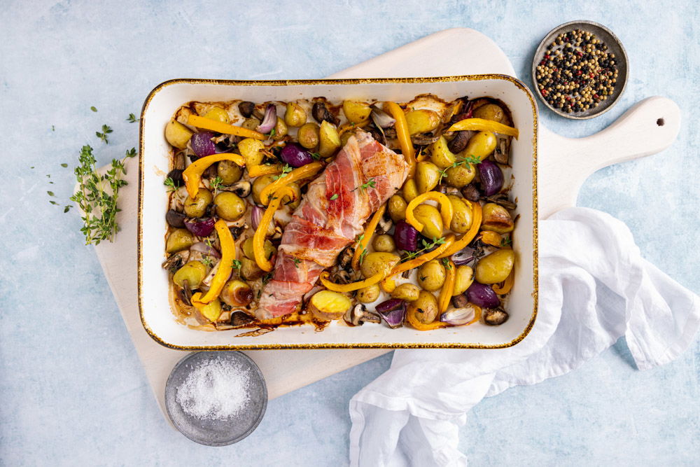 Varkenshaas traybake met spek, champignons en aardappel