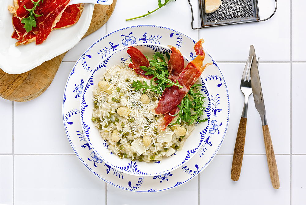 Risotto met witte asperges, doperwten en gedroogde Parmaham