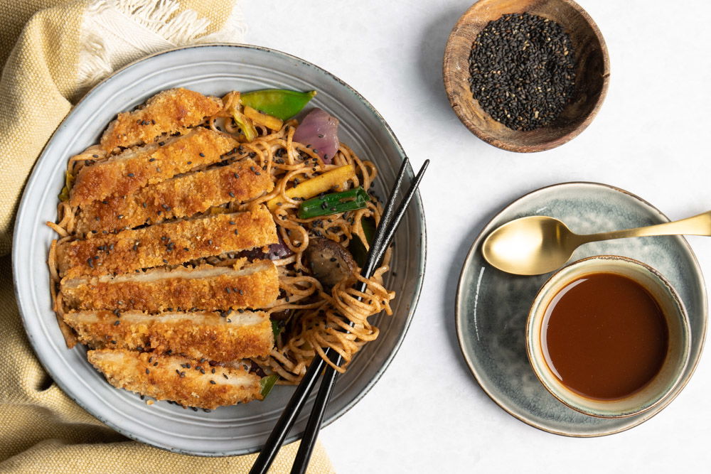 aziatische noodles met schnitzelreepjes