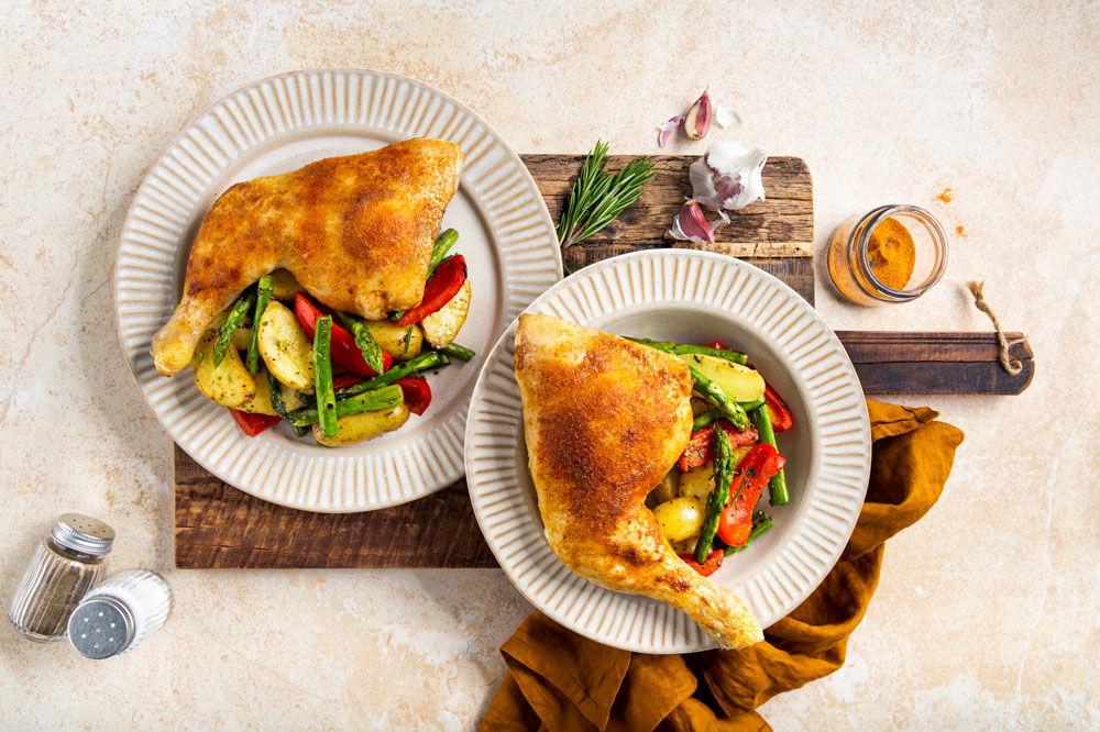 Nieuwe aardappelen met groene asperge en kippenbout uit de oven