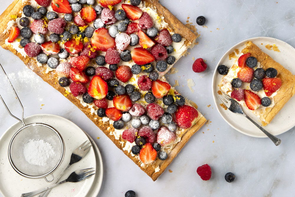 plaattaart met zomerfruit