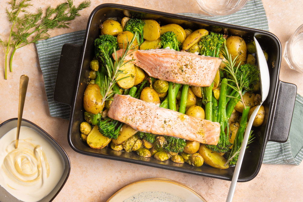 Traybake met zalm, spruitjes en bimi
