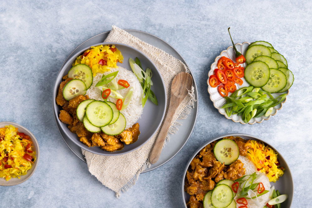 Vegetarische rendang met vega rundvlees, komkommer, atjar en rode peper