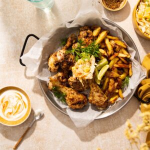 Jerk chicken met geroosterde aardappelen en frisse koolsalade