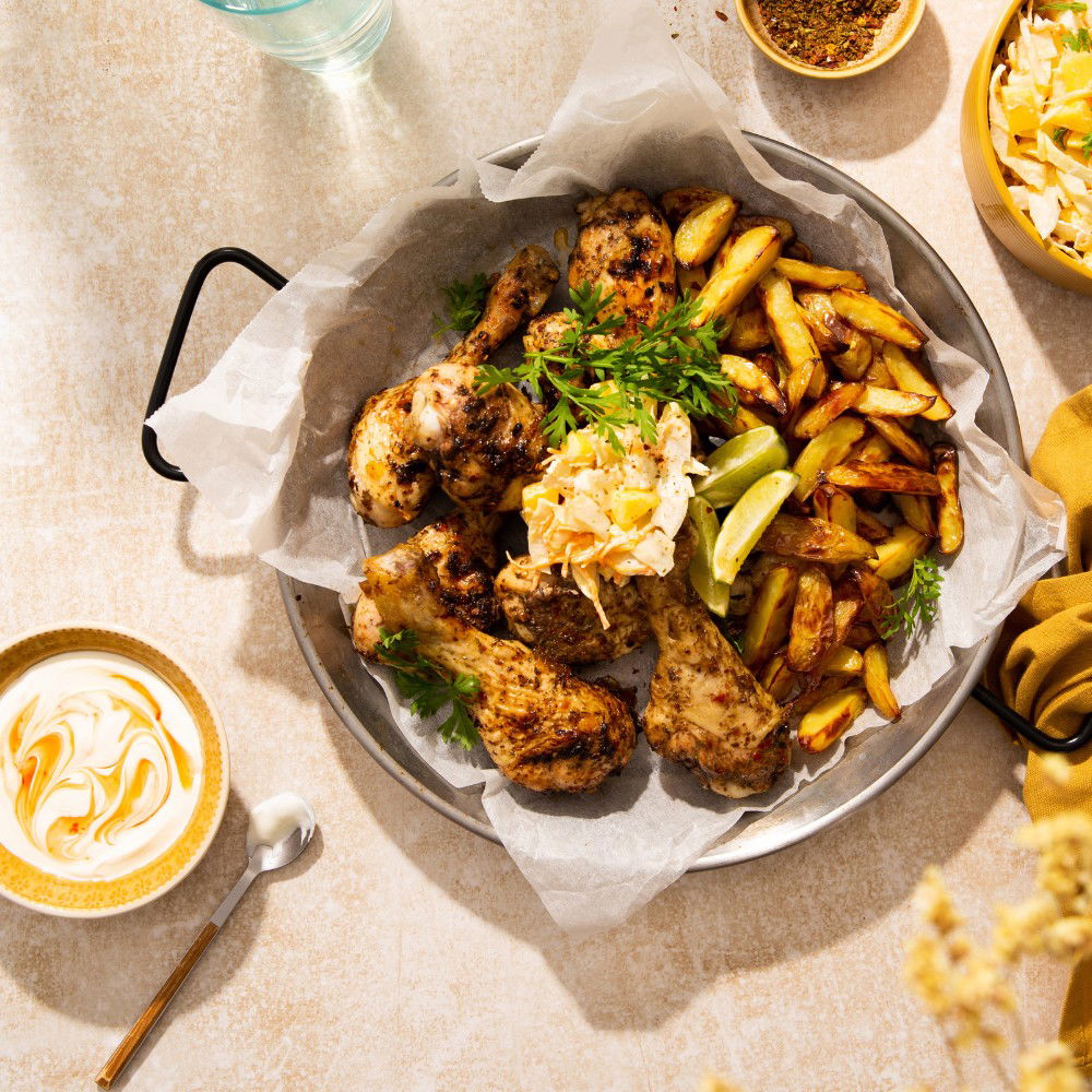 Jerk chicken met geroosterde aardappelen en frisse koolsalade