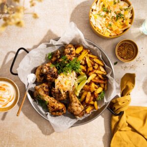 Jerk chicken met geroosterde aardappelen en frisse koolsalade