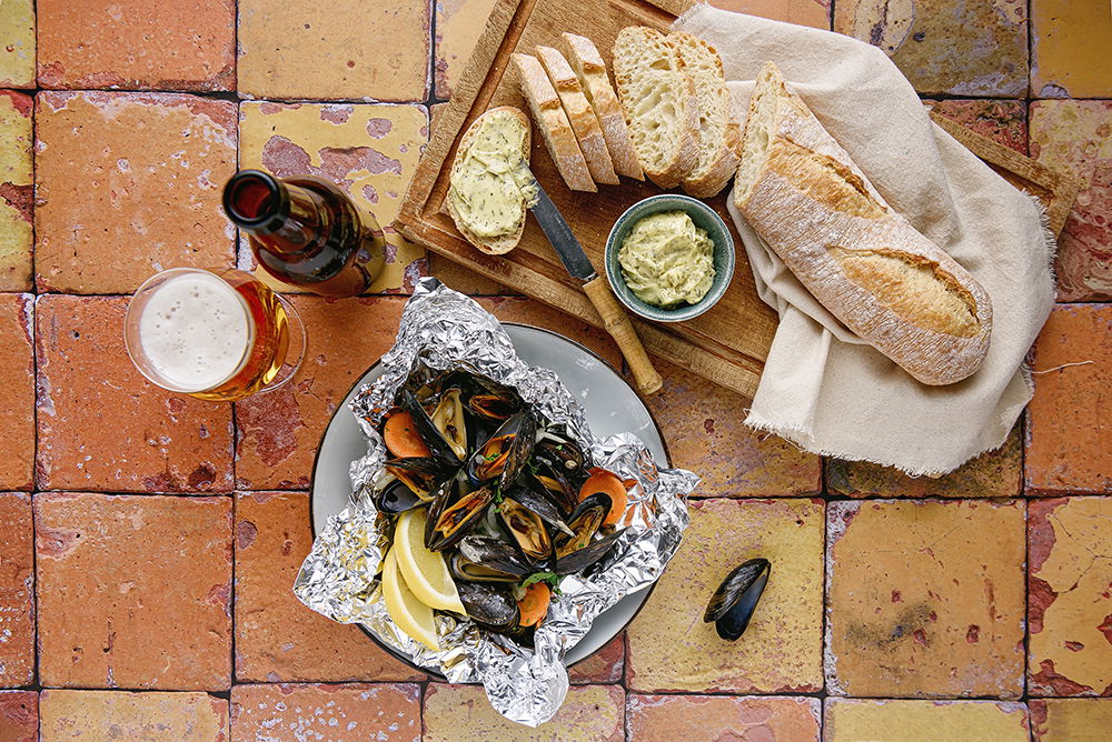Mosselen van de barbecue met stokbrood en kruidenboter