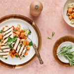 Gegrilde zoete aardappel met halloumi van de BBQ