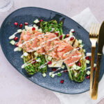 Gemarineerde zalm met little gem, komkommer, granaatappel en citroendressing