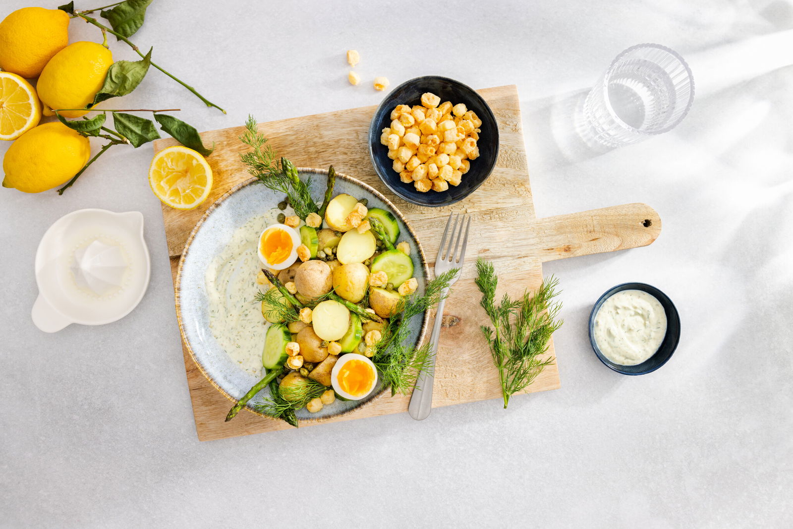 aardappelsalade ei en groene asperge