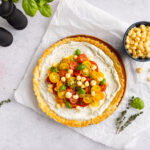 Hartige taart met tomaten, verse kruiden en Cheesepop Cheddar