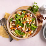 Pastasalade met pompoen, ham, pecannoten en geitenkaas