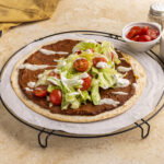 Vegetarische Turkse pizza met aubergine en yoghurtsaus