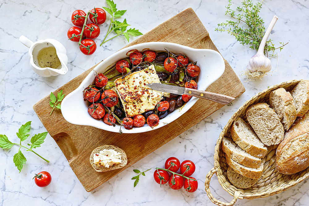 Gebakken feta met cherrytomaten, olijven en pepers