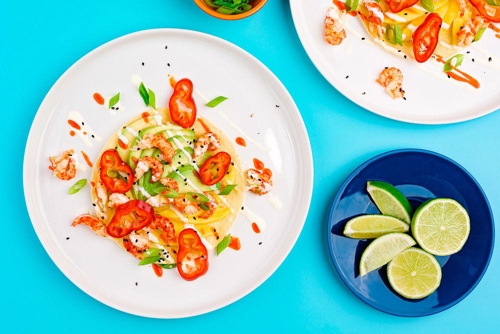 Loaded papadums met mango, avocado en rivierkreeftjes