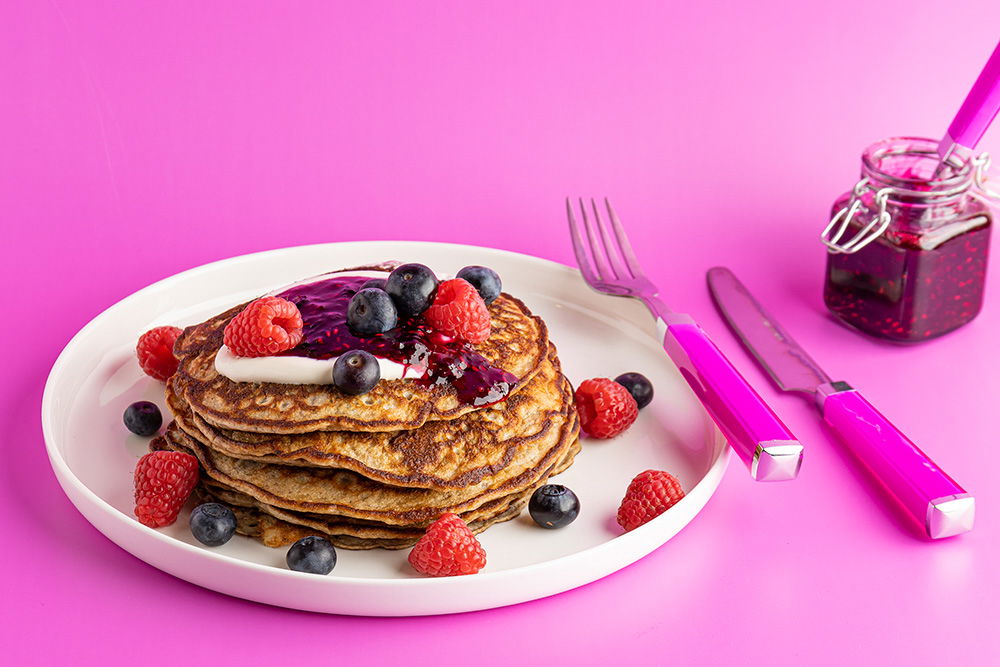 Banaan Yoghurt Pannenkoekjes Met Frambozen Blauwe Bessenjam