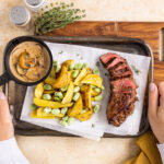 Biefstuk met champignonsaus en aardappelpartjes