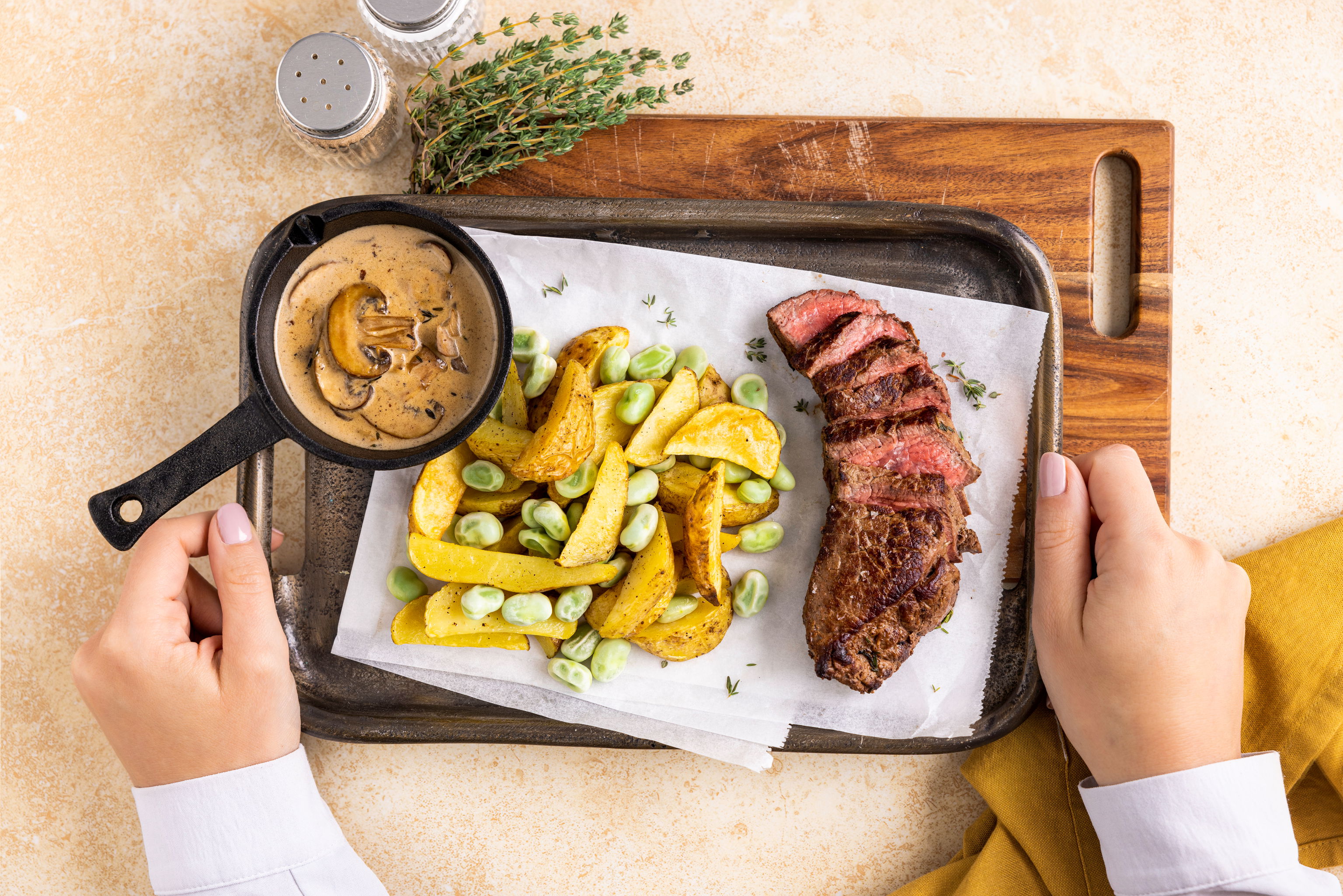 Biefstuk met champignonsaus en aardappelpartjes