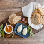Gepofte knoflookboter met honing en salie