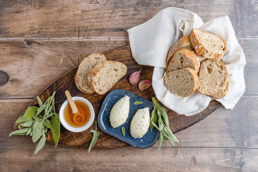 Gepofte Knoflookboter Met Honing En Salie