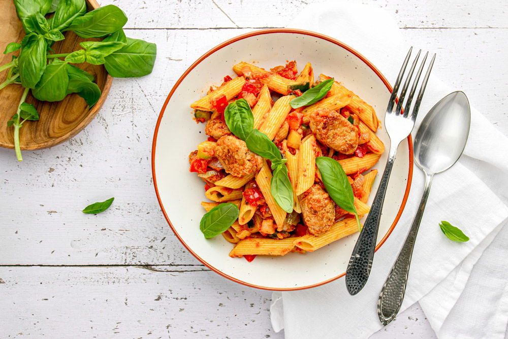 Penne met saucijs en paprika-tomatensaus