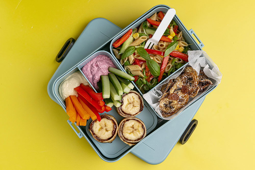 Lunchbox met pastasalade en banaansushi