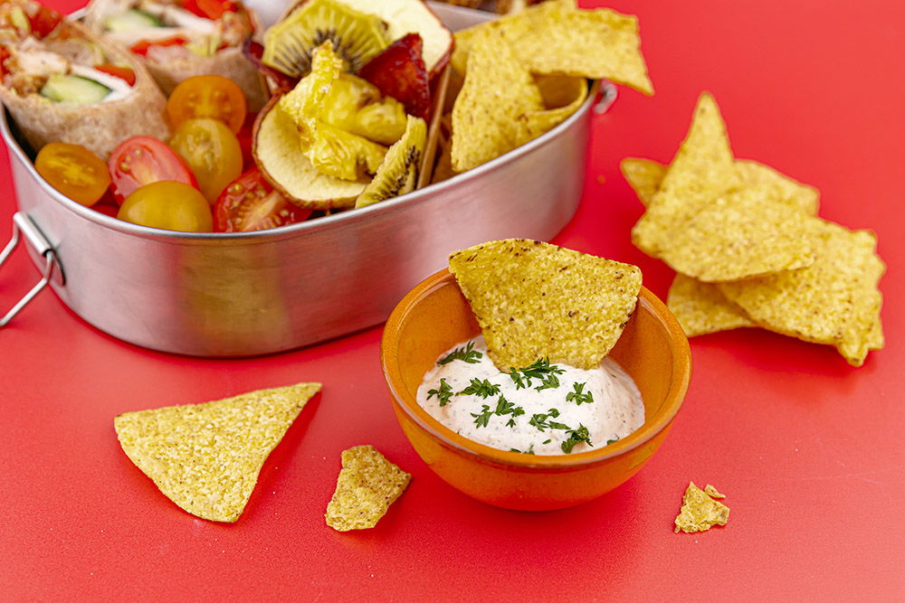 Tortilla chips met zure room dip