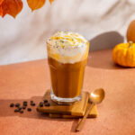 Pumpkin spice latte met rozemarijnslagroom