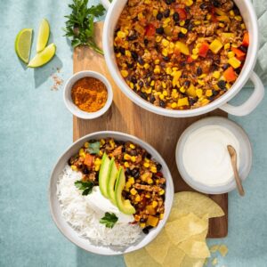 Chili con carne met avocado en crème fraîche