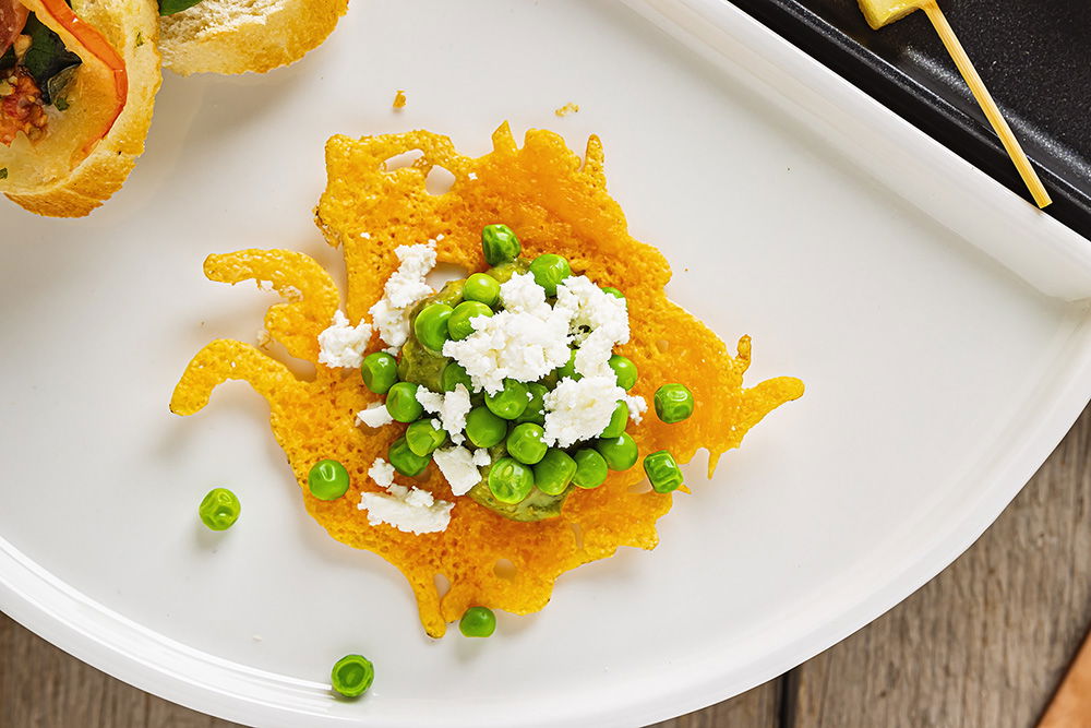 Cheddar Koekjes Met Avocado Munt Crème, Tuinerwtjes En Feta