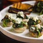 Gevulde champignons met spinazie, walnoten & roquefort
